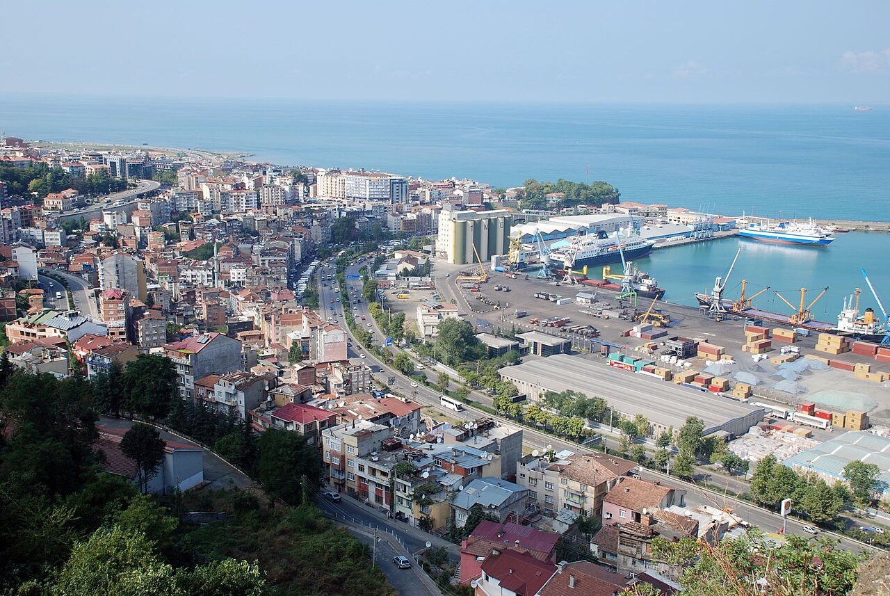 Trabzon şehri ve limanının yukarıdan görünümü
